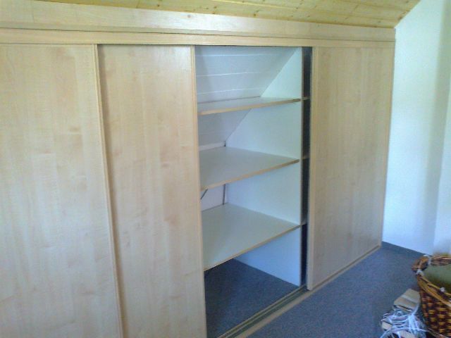 Vestavěné skříně s posuvnými dveřmi pro atypické prostory