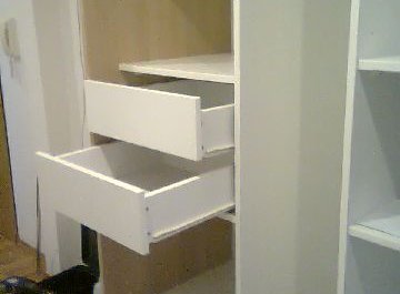 Vestavěné skříně s posuvnými dveřmi pro atypické prostory