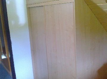 Vestavěné skříně s posuvnými dveřmi pro atypické prostory