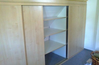 Vestavěné skříně s posuvnými dveřmi pro atypické prostory