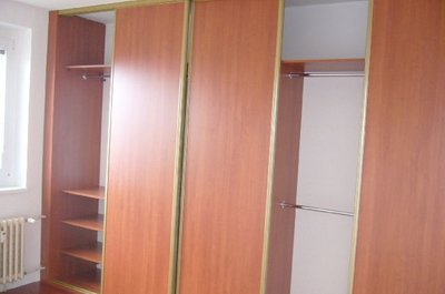 Vestavěné skříně s posuvnými dveřmi