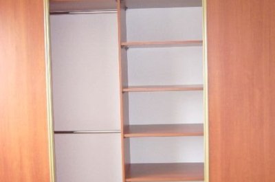 Vestavěné skříně s posuvnými dveřmi